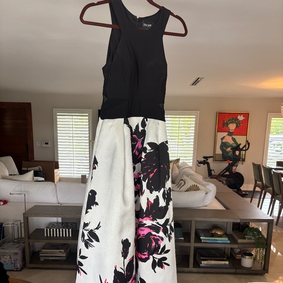 Xscape Gown - Picture 1 of 3